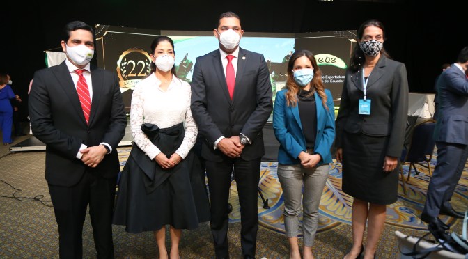 PRESIDENTE DE LA ASAMBLEA NACIONAL CONDECORÓ A BANANEROS DEL ECUADOR