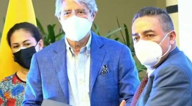 AÚN QUE CON LOS BOLSILLOS VACÍOS PERO CON LAS MANOS ABIERTAS Y LOS BRAZOS EXTENDIDOS LES RECIBIREMOS A LOS ALCALDES DIJO LASSO