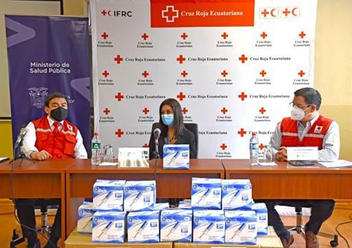 CRUZ ROJA ECUATORIANA DONÓ 198.000 JERINGAS AL MINISTERIO DE SALUD PÚBLICA