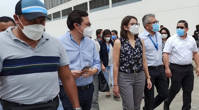 MINISTRA DE SALUD RECORRIÓ ÁREA AFECTADA POR INCENDIO EN EL HOSPITAL DE PORTOVIEJO EN MANABÍ