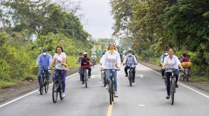 <strong>PREFECTA DEL GUAYAS ENTREGÓ UNA VÍA DE 41 KM EN COLIMES QUE PROMOVERÁ LA PRODUCTIVIDAD DE LA PROVINCIA</strong>