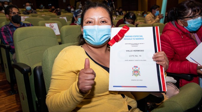 ALCALDE DE QUITO ENTREGÓ EN QUITUMBE LAS ESCRITURAS