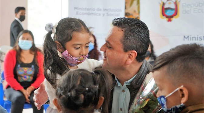<strong>120 KITS DE VESTIMENTA RECIBIERON LAS FAMILIAS USUARIAS DE LOS SERVICIOS DE DESARROLLO INFANTIL EN SAN MIGUEL DEL COMÚN DEL MIES</strong>