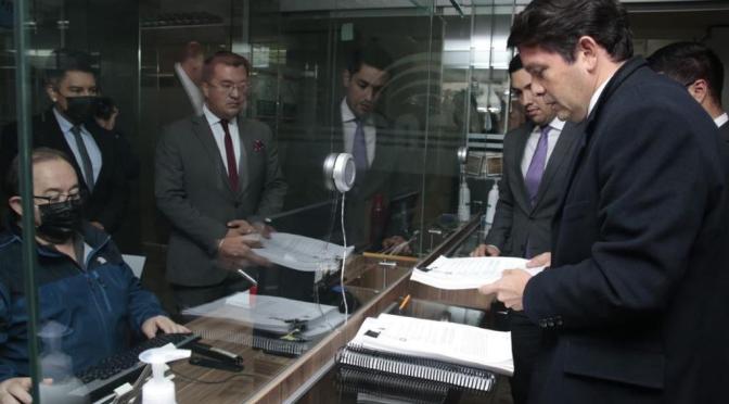 MINISTRO DE GOBIERNO ENTREGÓ IMPUGNACIÓN A PROCESO DE REVOCATORIA DEL MANDATO