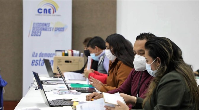 <strong>COMISIÓN VERIFICADORA VALIDA REQUISITOS DE POSTULACIONES AL CPCCS</strong>