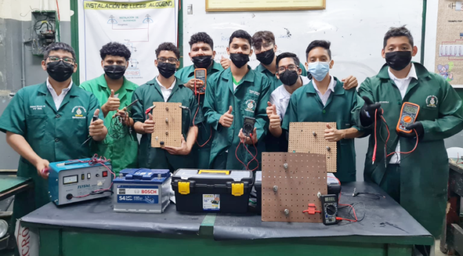 ESTUDIANTES DE COLEGIOS TÉCNICOS FISCALES SE PREPARAN PARA EL CAMPO LABORAL