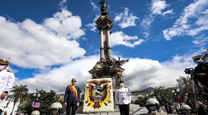 <strong>LASSO COLOCO UNA OFRENDA FLORAR EN EL MONUMENTO DE LA PLAZA DE LA INDEPENDENCIA</strong>