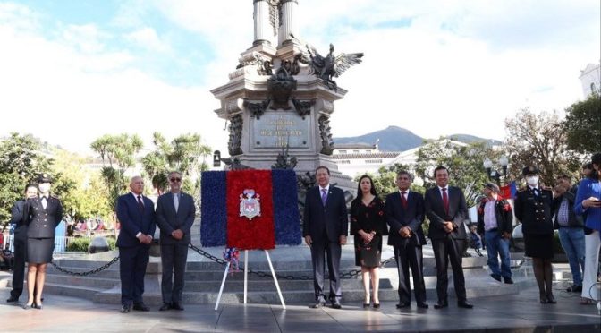 <strong>213 AÑOS DEL 10 DE AGOSTO ALCALDE Y CONCEJALES RECORDARON &nbsp;CON UNA OFRENDA FLORAL</strong>