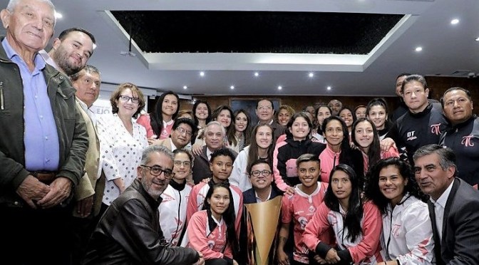 HOMENAJE AL CLUB DEPORTIVO FEMENINO ÑAÑAS POR EL MUNICIPIO DE QUITO