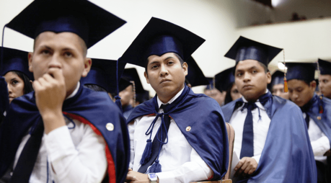 JÓVENES Y ADULTOS DE RÉGIMEN COSTA-GALÁPAGOS, RECIBIERON SUS TÍTULOS DE BACHILLER