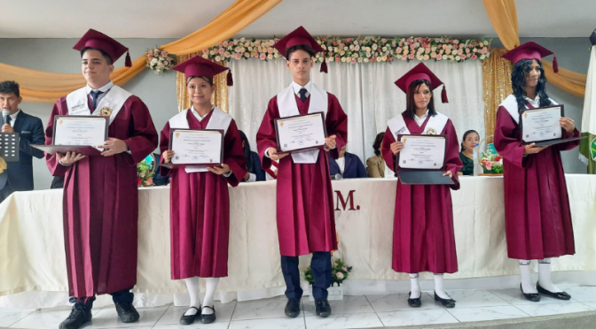 2.766 ESTUDIANTES SE GRADUARON EN EL RÉGIMEN COSTA DE LA ZONA 6