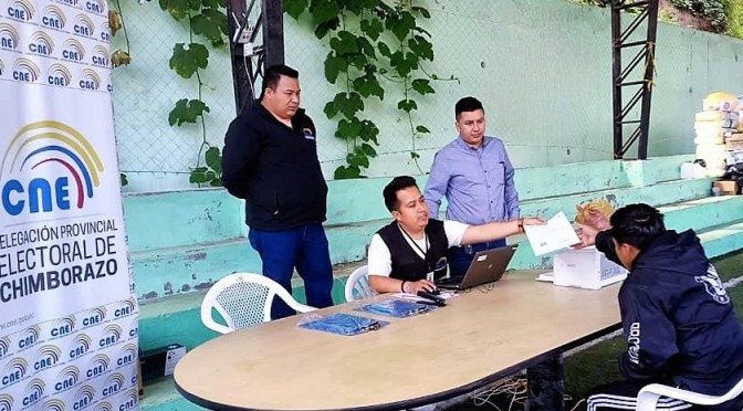 BRIGADAS MÓVILES DEL CNE ENTREGÓ CERTIFICADOS DE VOTACIÓN A DAMNIFICADOS DE ALAUSÍ