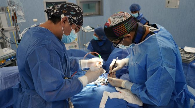 NEUROCIRUJANOS DEL HOSPITAL MONTE SINAÍ REALIZARON LA PRIMERA CIRUGÍA DE COLUMNA