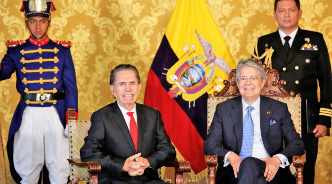 ALFOSO ESPINOSA DE LOS MONTEROS RECIBIÓ LA CONDECORACIÓN POR SU TRAYECTORIA PERIODÍSTICA