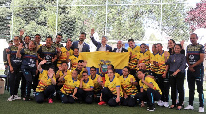 DELEGACIÓN ECUATORIANA QUE REPRESENTARÁ AL PAÍS EN LAS OLIMPIADAS ESPECIALES RECIBIÓ LA BANDERA NACIONAL