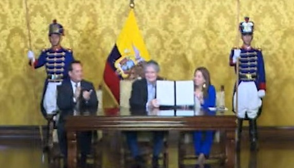 LASSO FIRMA EL REGLAMENTO A LA LEY DE COMUNICACIÓN