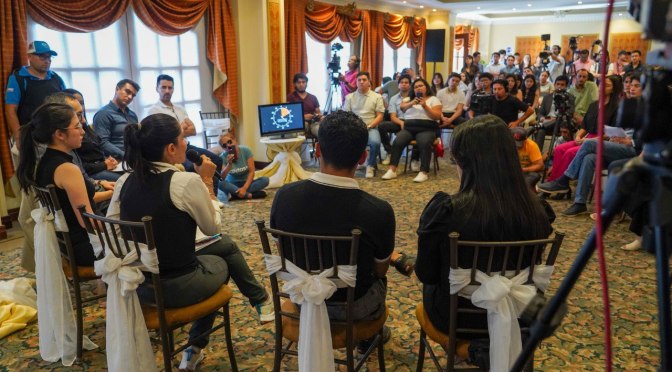 LUISA GONZÁLEZ SE COMPROMETIÓ CON LA AMPLIACIÓN DE LA VÍA CATAMAYO – LOJA