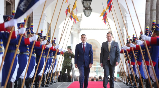 DANIEL NOBOA LLEGÓ A CARONDELET PARA INICIAR LA TRANSICIÓN