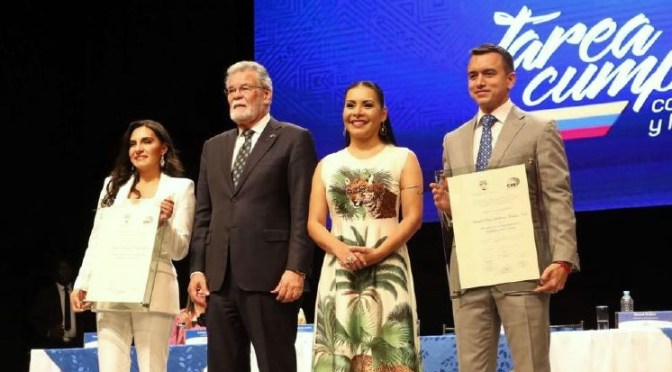 EL BINOMIO PRESIDENCIAL NOBOA Y ABAD RECIBIERON LAS CREDENCIALES POR EL CNE