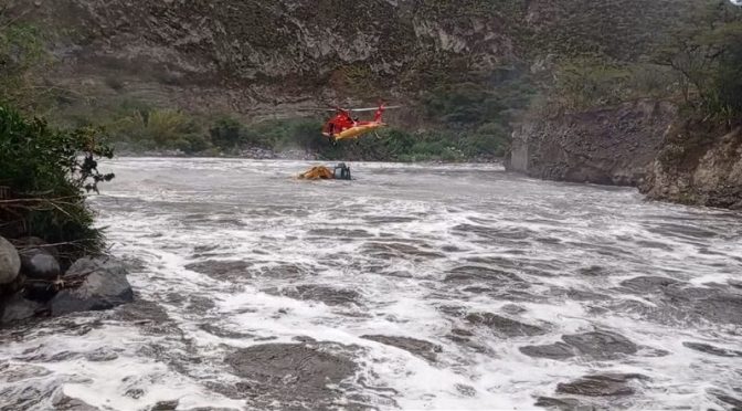 BOMBEROS QUITO REALIZAN RESCATE AÉREO TRAS INCIDENTE EN GUAYLLABAMBA
