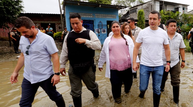 PRESIDENTE NOBOA RECORRIÓ LAS ZONAS AFECTADAS POR LAS LLUVIAS