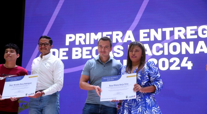 PRESIDENTE DANIEL NOBOA ENTREGÓ BECAS DE EDUCACIÓN SUPERIOR A ESTUDIANTES ECUATORIANOS