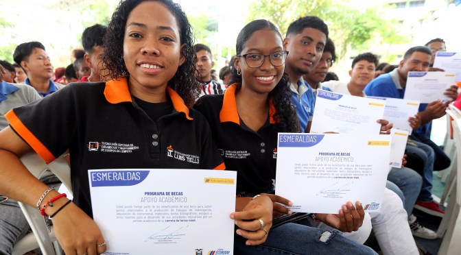 PRESIDENTE NOBOA ENTREGÓ EN ESMERALDAS BECAS DE APOYO ACADÉMICO