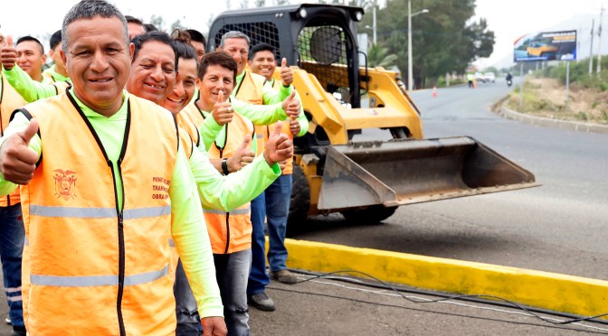 TRABAJOS DE REHABILITACIÓN EN LA VÍA QUE CONECTA MANABÍ Y SANTA ELENA
