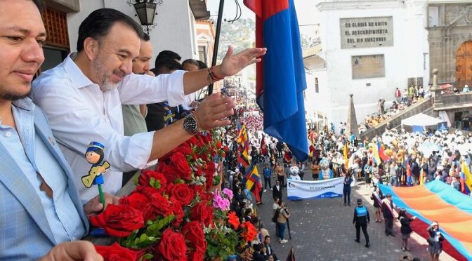 ESTUDIANTES MUNICIPALES SALUDARON AL ALCALDE DE QUITO POR SUS FIESTAS DE FUNDACIÓN