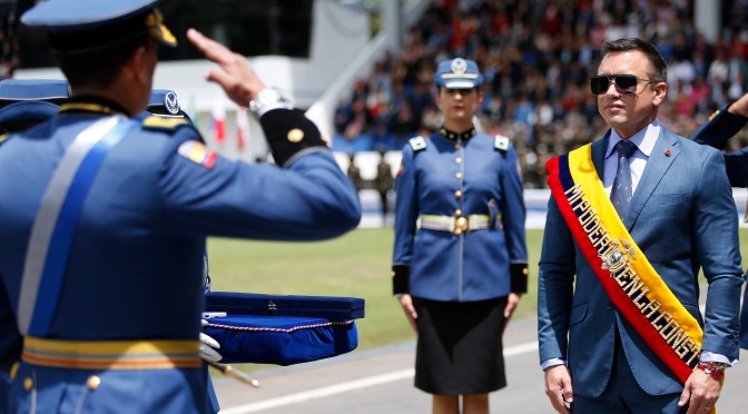 EL PRESIDENTE NOBOA CONDECORÓ A SERVIDORES POLICIALES POR LOS 179 AÑOS DE INSTITUCIONALIZACIÓN