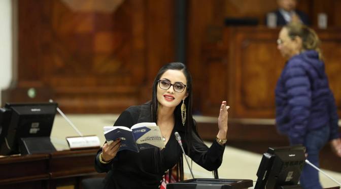 VIVIANA VELOZ DENUNCIA PERSECUCIÓN DEL GOBIERNO CONTRA ELLA Y SU FAMILIA