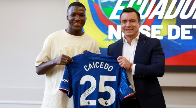 EL PRESIDENTE NOBOA RECONOCE A MOISÉS CAICEDO EN LONDRES POR SU APORTE AL DEPORTE ECUATORIANO