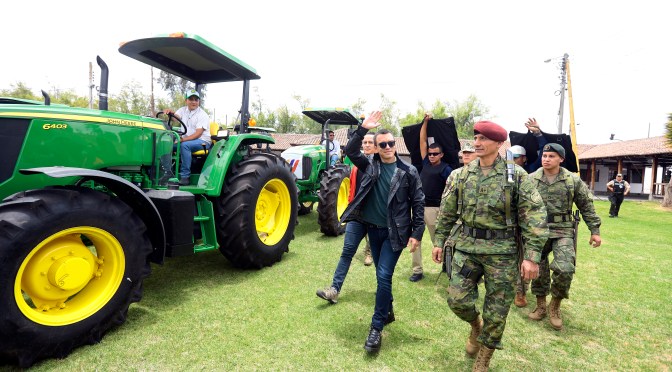 PRESIDENTE NOBOA ENTREGÓ 70.000 BONOS RAÍCES Y 100 TRACTORES EN CHIMBORAZO