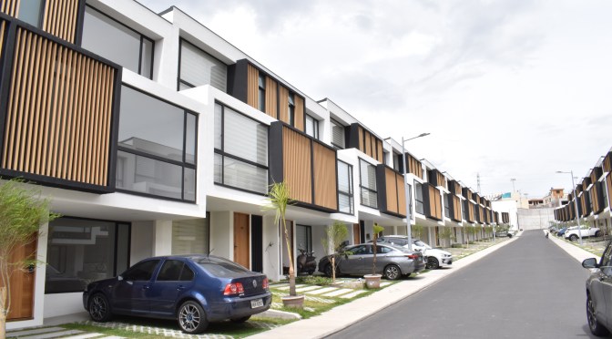 FAMILIAS DE TUNGURAHUA CUMPLEN SU SUEÑO DE TENER CASA PROPIA GRACIAS AL GOBIERNO