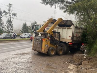 12 HORAS DE TRABAJO PARA CONTENER EL DERRAME DE BREA EN LA SIMÓN BOLÍVAR