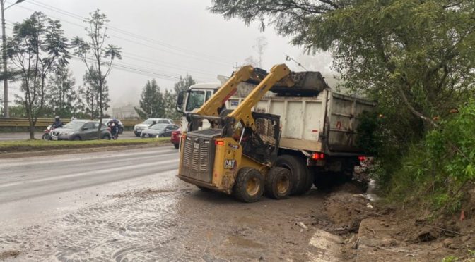 12 HORAS DE TRABAJO PARA CONTENER EL DERRAME DE BREA EN LA SIMÓN BOLÍVAR