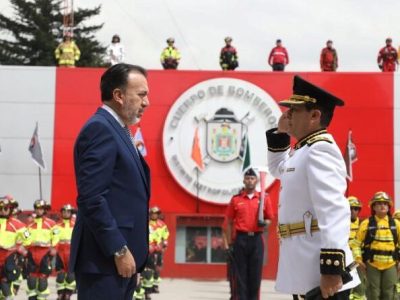 BOMBEROS ASCIENDEN A DOS CORONELES