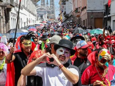 EN QUITO TRADICIONAL DESFILE POR LOS SANTOS INOCENTES