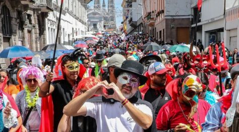 EN QUITO TRADICIONAL DESFILE POR LOS SANTOS INOCENTES