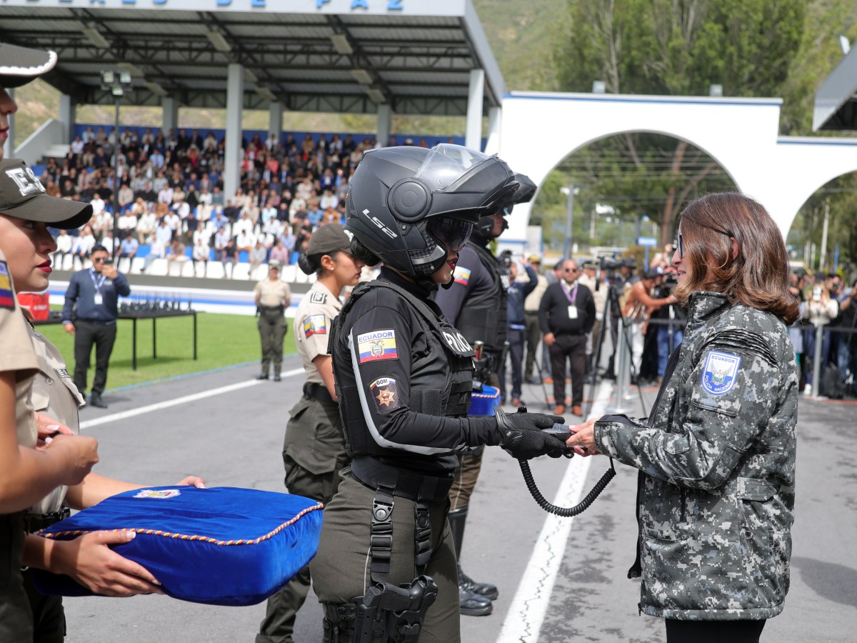 GOBIERNO ENTREGA MOTOCICLETAS, RADIOS Y TECNOLOGÍA BALÍSTICA A LA POLICÍA NACIONAL