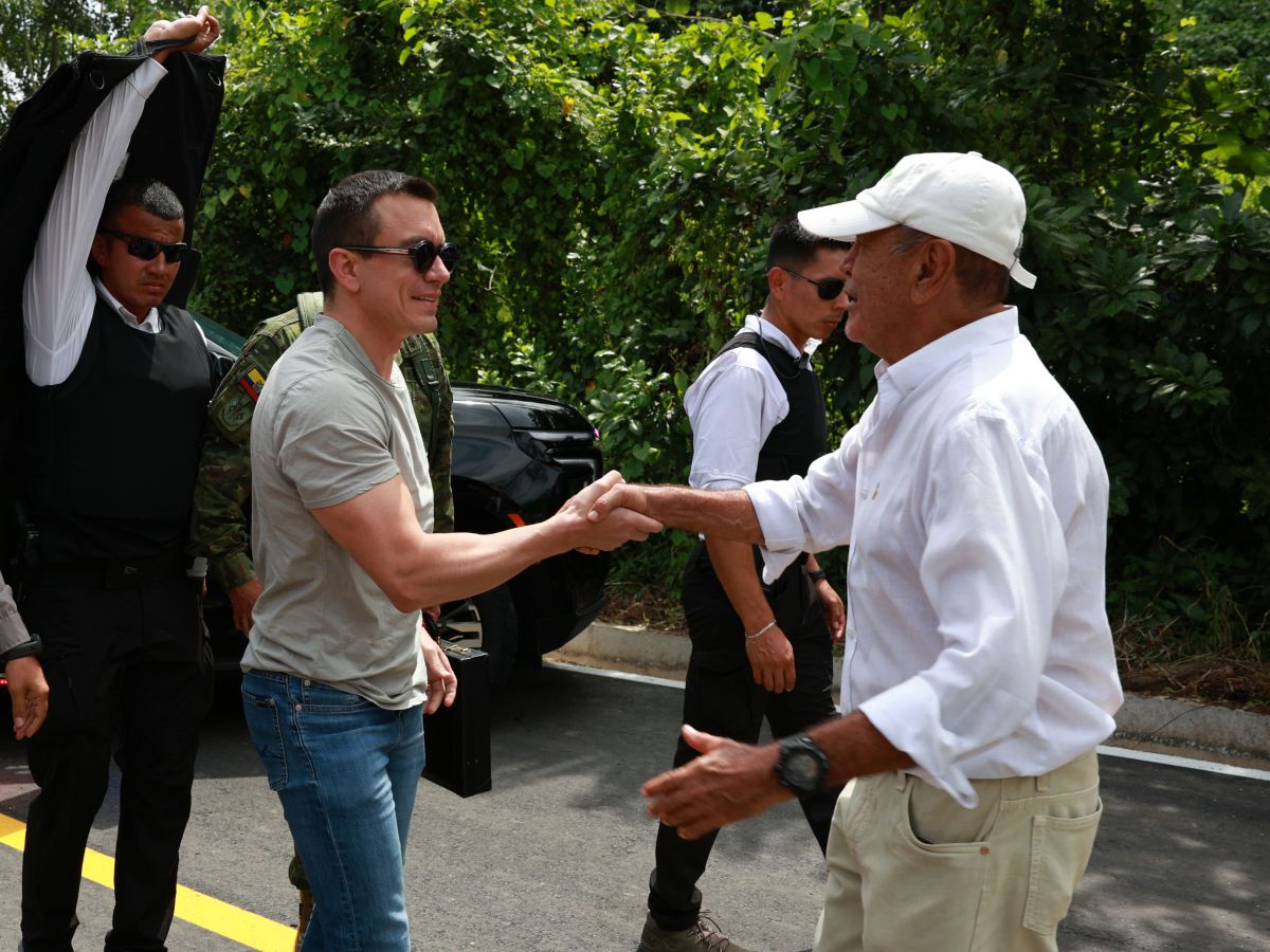 PRESIDENTE NOBOA VISITÓ ESMERALDAS Y RECORRIÓ LAS OBRAS VIALES