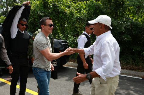 PRESIDENTE NOBOA VISITÓ ESMERALDAS Y RECORRIÓ LAS OBRAS VIALES