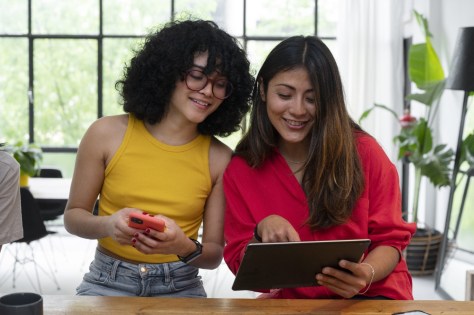 7 DE CADA 10 ECUATORIANAS CREE QUE LA TECNOLOGÍA AYUDA A REDUCIR BRECHAS DE GÉNERO