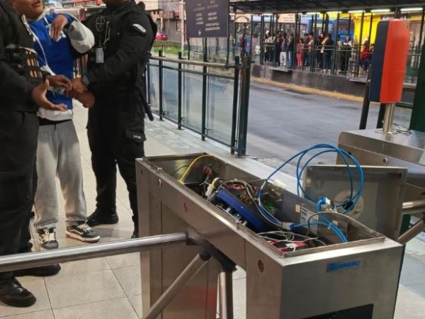 AMC SANCIONÓ A CIUDADANO POR CAUSAR DAÑOS EN LA PARADA LA MARÍN DE LA ECOVÍA