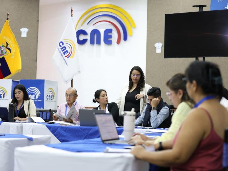 COMISIÓN VERIFICADORA INICIA REVISIÓN DE REQUISITOS DE POSTULANTES AL CPCCS