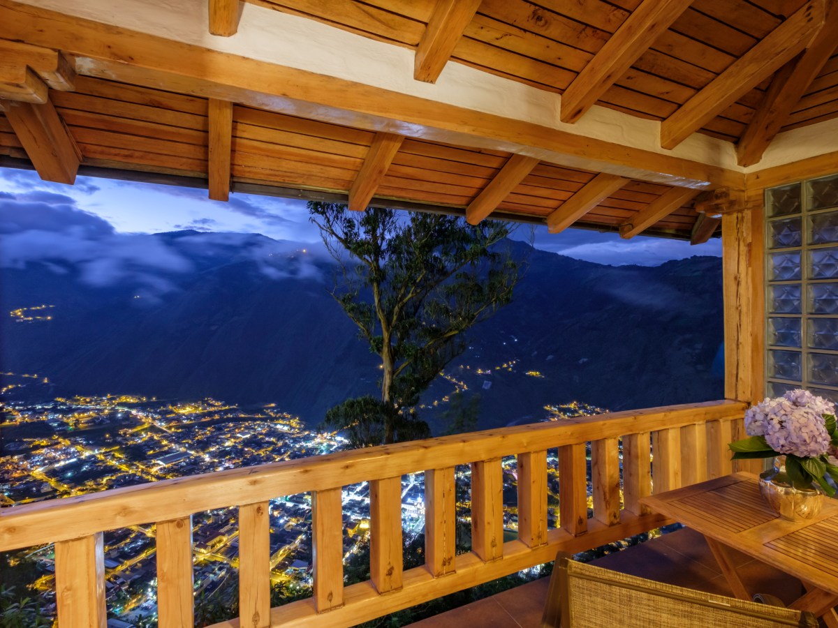 BAÑOS FIGURA ENTRE LOS 20 PUEBLOS MÁS BELLOS DEL MUNDO Y LUNA VOLCÁN COMO EL HOTEL RECOMENDADO