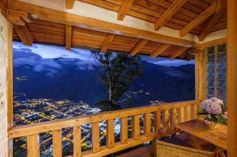 BAÑOS FIGURA ENTRE LOS 20 PUEBLOS MÁS BELLOS DEL MUNDO Y LUNA VOLCÁN COMO EL HOTEL RECOMENDADO