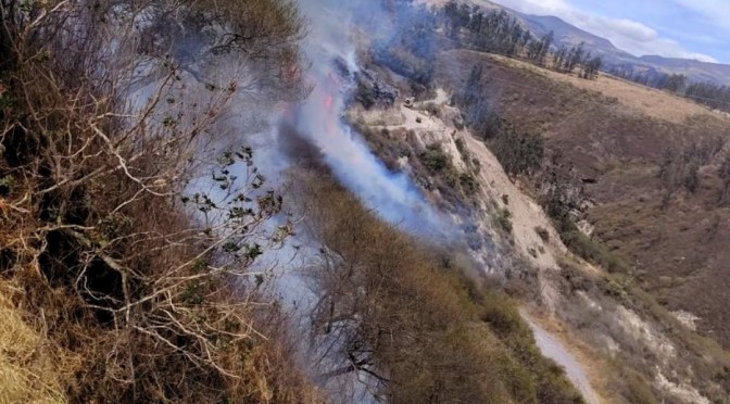 BOMBEROS CONTROLAN INCENDIO FORESTAL EN SAN JUAN DE CHUSPIYACU, TUMBACO