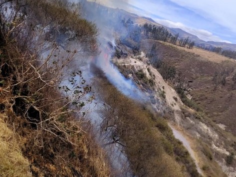 BOMBEROS CONTROLAN INCENDIO FORESTAL EN SAN JUAN DE CHUSPIYACU, TUMBACO