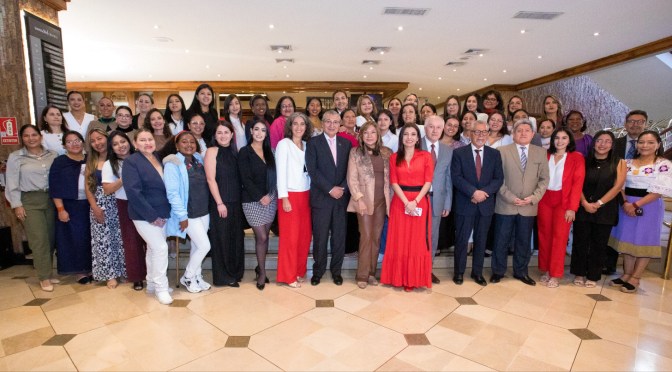 MÁS DE 100 MUJERES PARTICIPAN EN ECUADOR EN EL CURSO PARA CANDIDATAS ELECTORALES